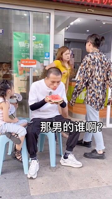 情侶街頭吵架吃瓜群眾,吃瓜群眾熱議不已